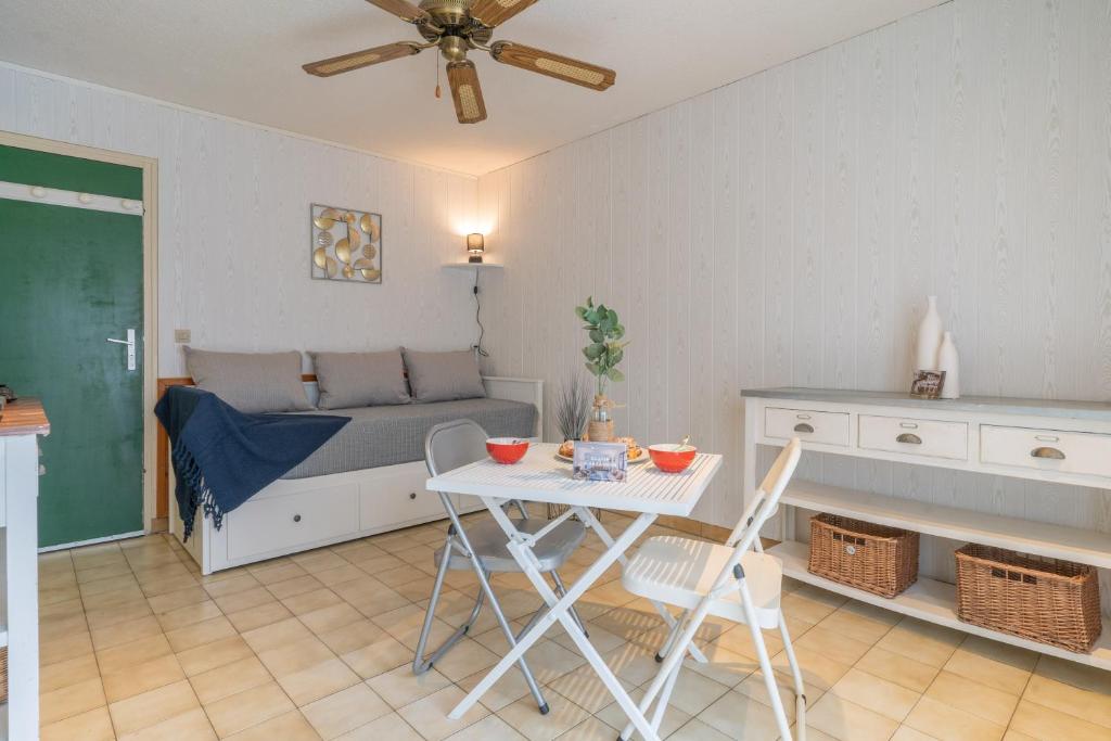un salon avec une table et un lit dans l'établissement Le Barclay - Studio proche de la plage, à La Teste-de-Buch