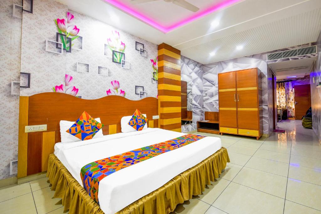 ein Schlafzimmer mit einem großen Bett in einem Zimmer in der Unterkunft FabHotel Prime The Mirage in Ludhiana