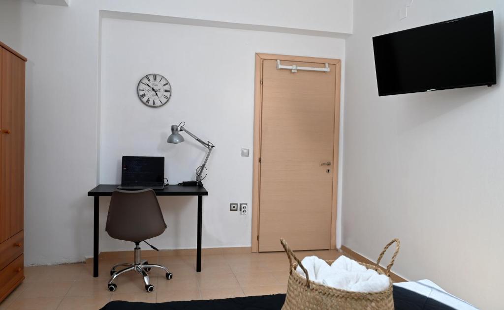 TV a/nebo společenská místnost v ubytování Oasis Lower Ground Floor Apartment