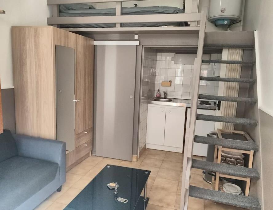 Cette petite chambre comprend une mezzanine et une cuisine. dans l'établissement Studio en plein cœur de South Pi, à Paris