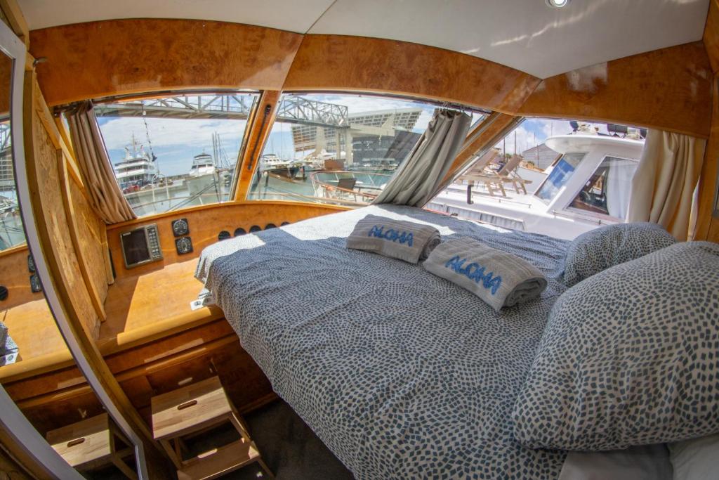 łóżko w środku łodzi w obiekcie Boat ALOHA w Barcelonie