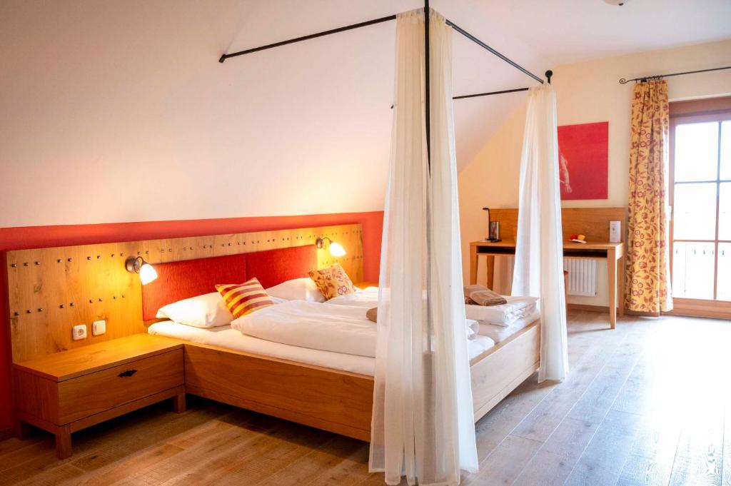 Postel nebo postele na pokoji v ubytování Winzerzimmer Scharl