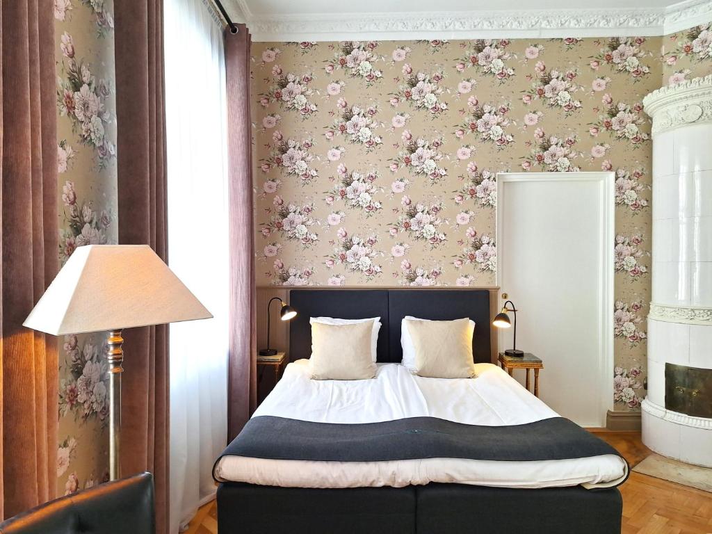 Postel nebo postele na pokoji v ubytování Hotell Linnéa - Helsingborg