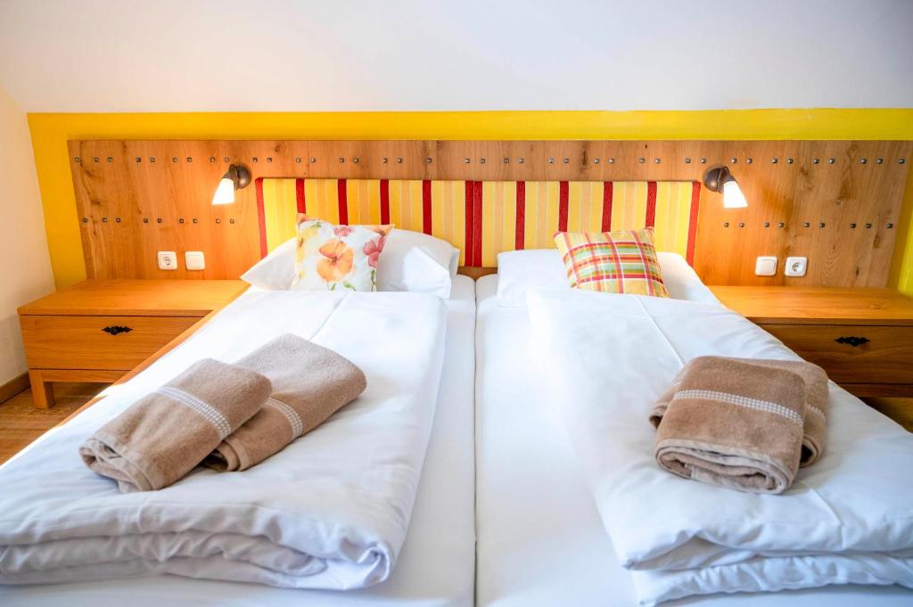 Postel nebo postele na pokoji v ubytování Winzerzimmer Scharl