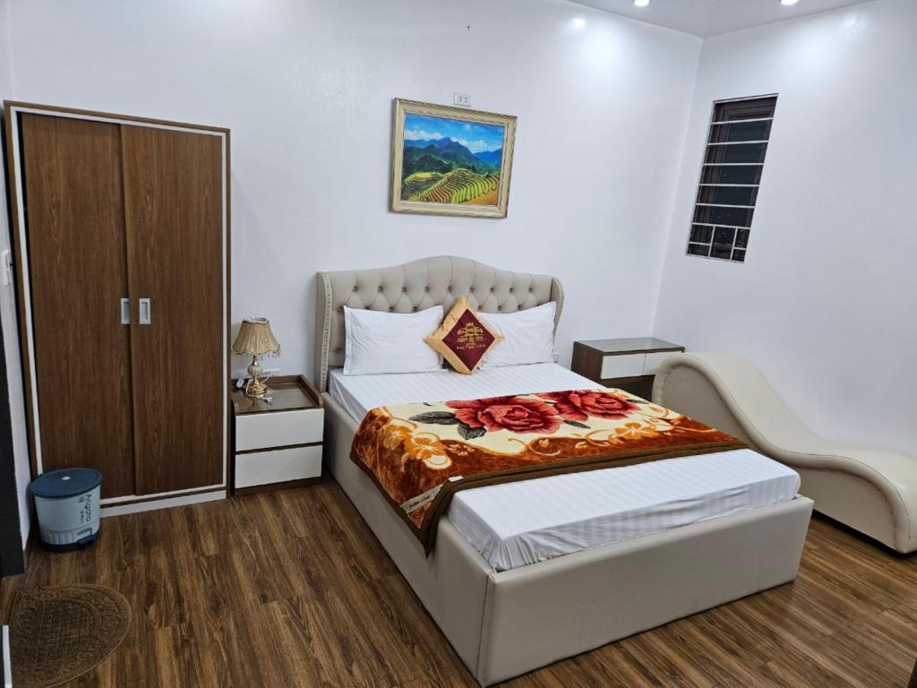 ein Schlafzimmer mit einem Bett und einem Nachttisch sowie einem Bett sidx sidx sidx sidx sidx in der Unterkunft Hoàng Gia Hotel Royal 