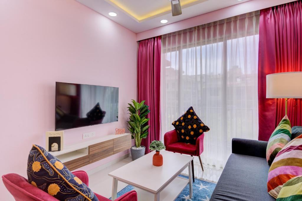 TV a/nebo společenská místnost v ubytování Luxe 2BHK 10min from GOI airport with Pool access