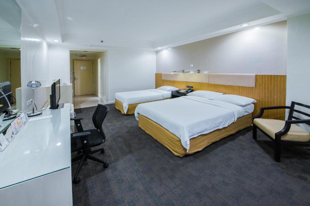 Postel nebo postele na pokoji v ubytování L'Fisher Hotel Bacolod