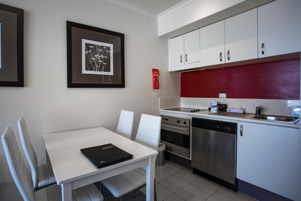 Кухня или мини-кухня в White Crystal Apartments
