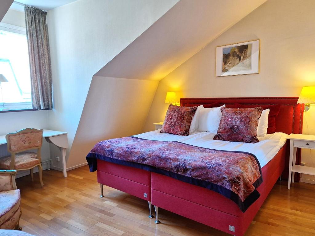 Postel nebo postele na pokoji v ubytování Hotell Linnéa - Helsingborg