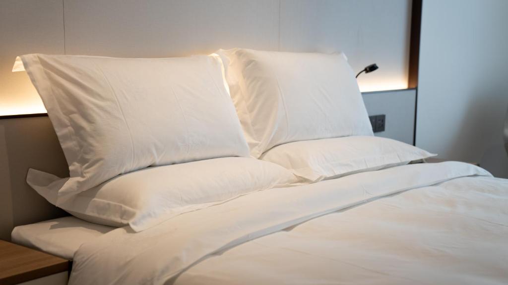Postel nebo postele na pokoji v ubytování Yun Qi Hotel