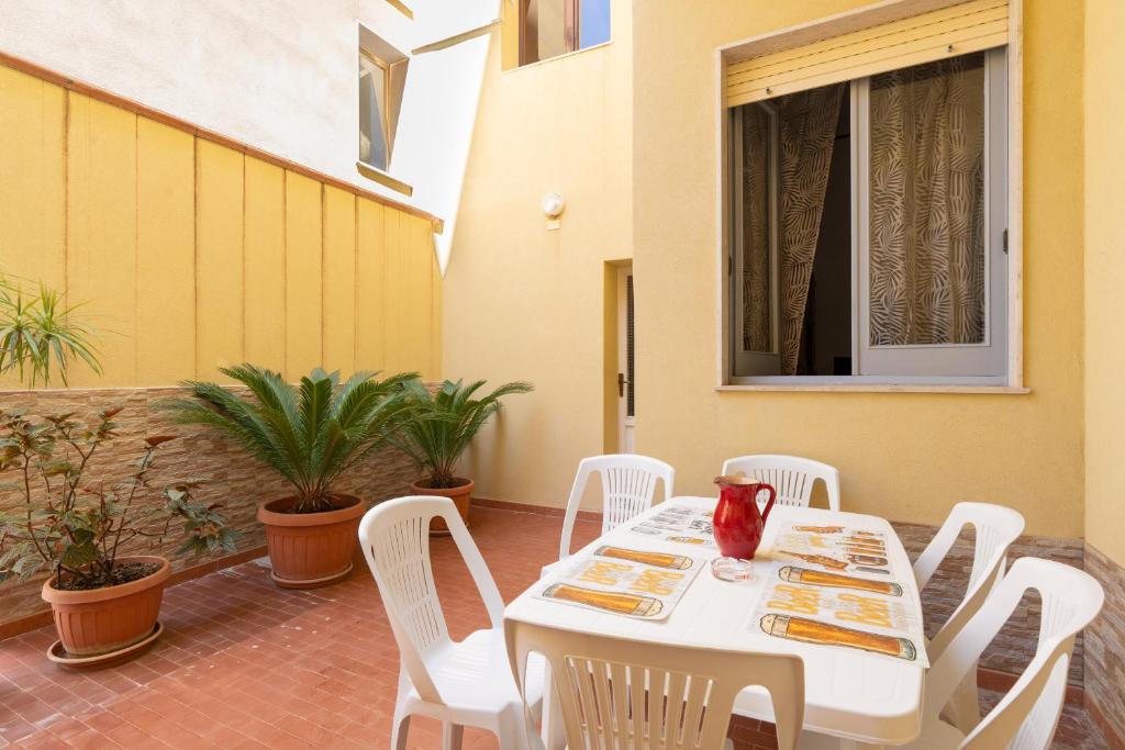 een witte tafel en stoelen op een patio bij Appartamento Silvana Trapani in Trapani
