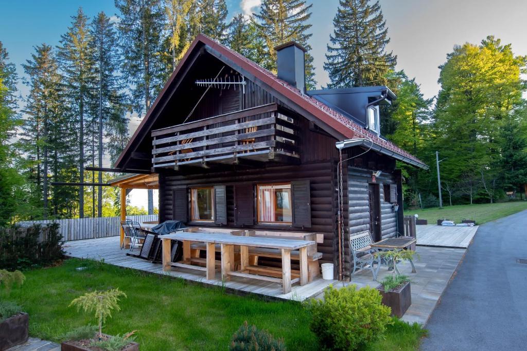 a log cabin with a picnic table in the yard at Cabin Storzek in Pohorje