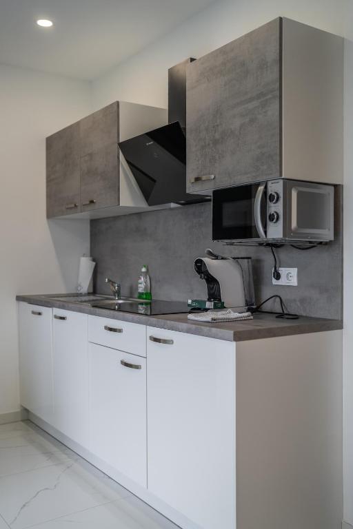 Kuchyň nebo kuchyňský kout v ubytování Apartmaji Živa