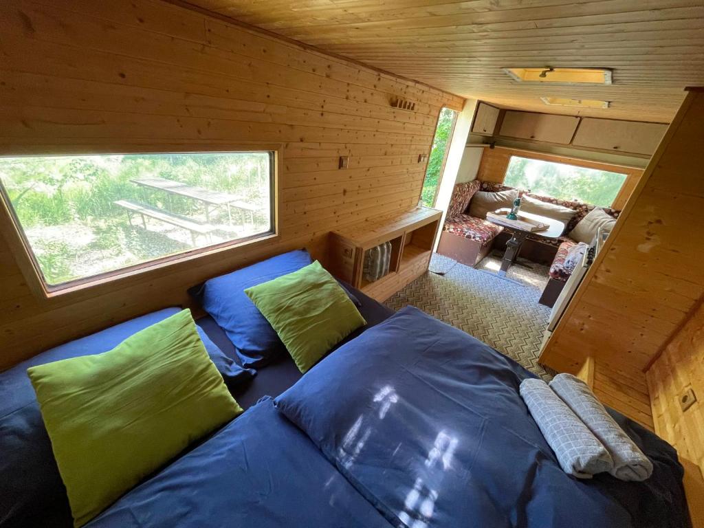 Postel nebo postele na pokoji v ubytování Wolfsden Vlčí doupě - karavan v přírodě