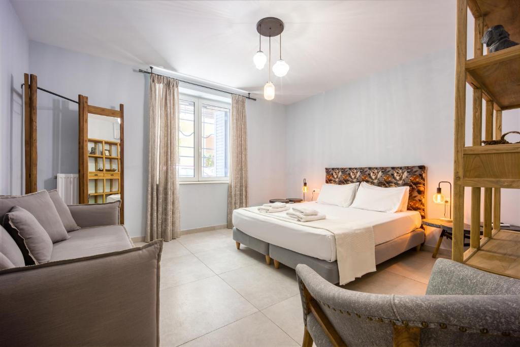 salon z łóżkiem i kanapą w obiekcie Bentzi...Boutique Apartment in Pangrati, Superior Suite (2) for 4 guests w Atenach