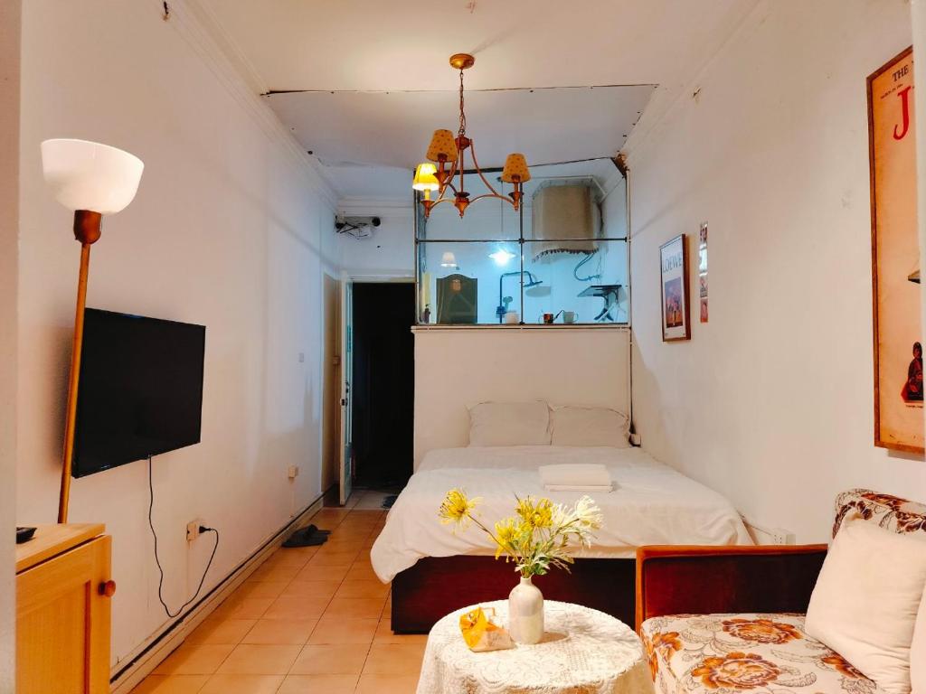 um pequeno quarto com uma cama e um sofá em Cozy Fun Homestay 16 em Hanói