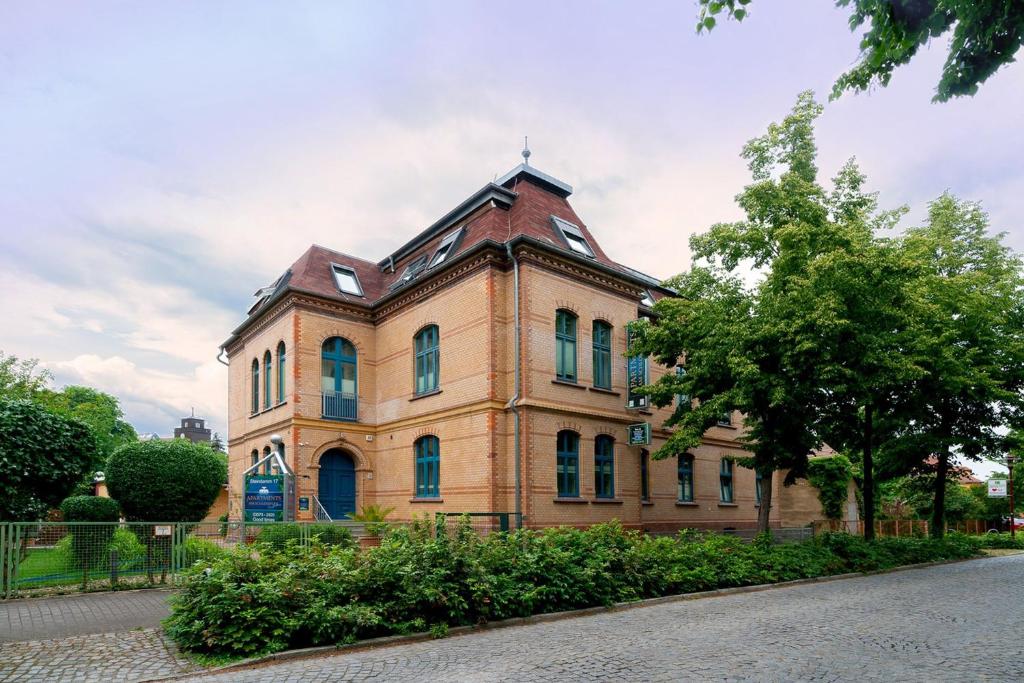 Apartments am Schlosspark في سنفتنبرغ: مبنى من الطوب كبير عليه برج