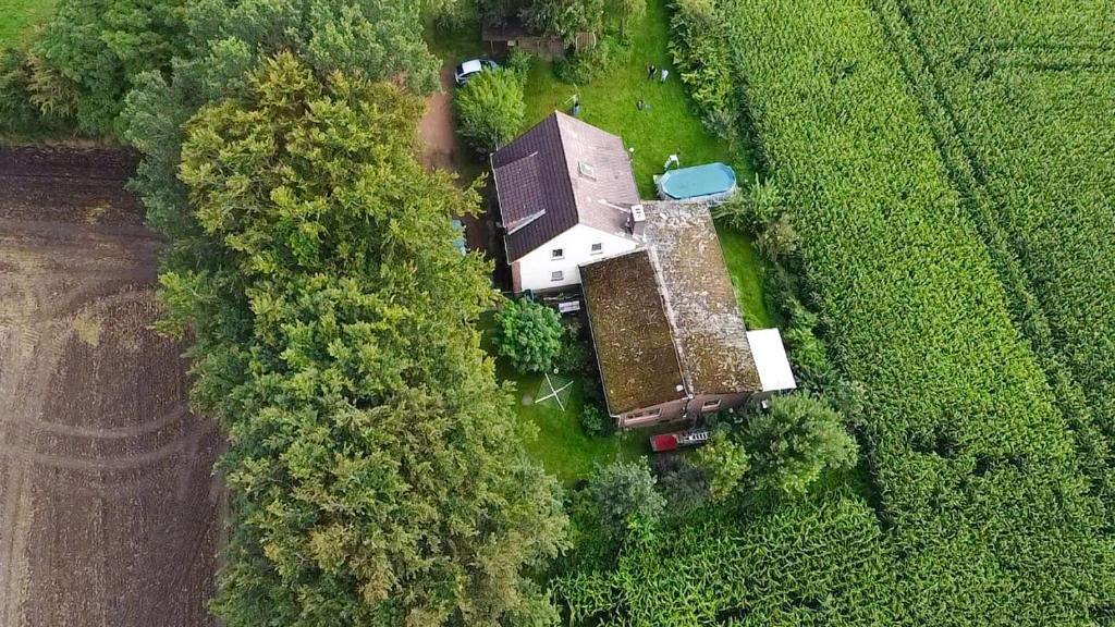 an aerial view of a house in a field at Monteurszimmer - Ruhig schlafen 