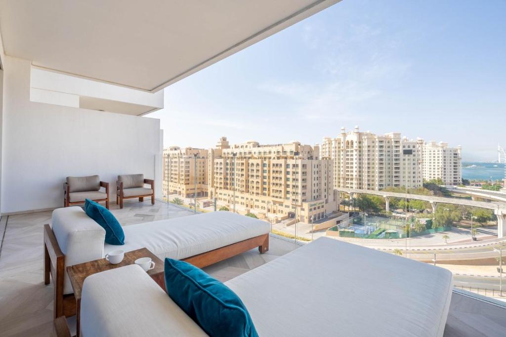 um quarto com 2 camas e uma grande janela em GuestReady - Majestic Oasis in The Palm Jumeirah em Dubai