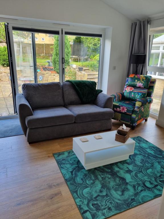 uma sala de estar com um sofá e uma mesa de centro em Arncliffe Annexe em Baildon