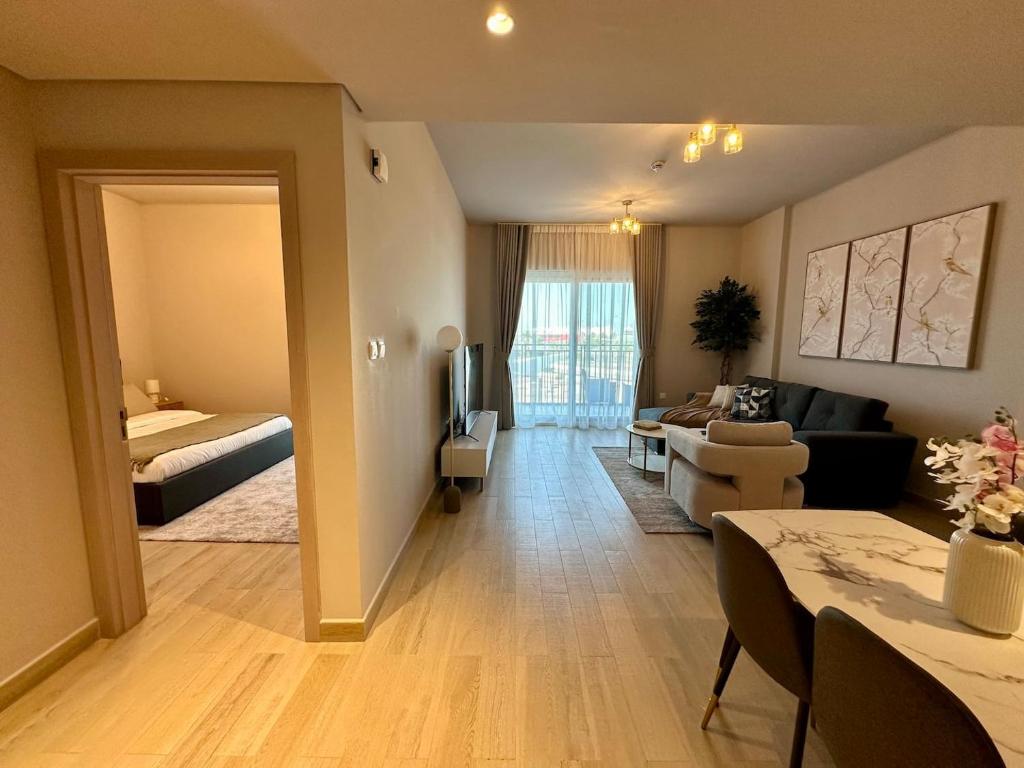 een woonkamer met een bank en een bed en een woonkamer bij F1 Circuit View 1 Bd Apartment in Abu Dhabi