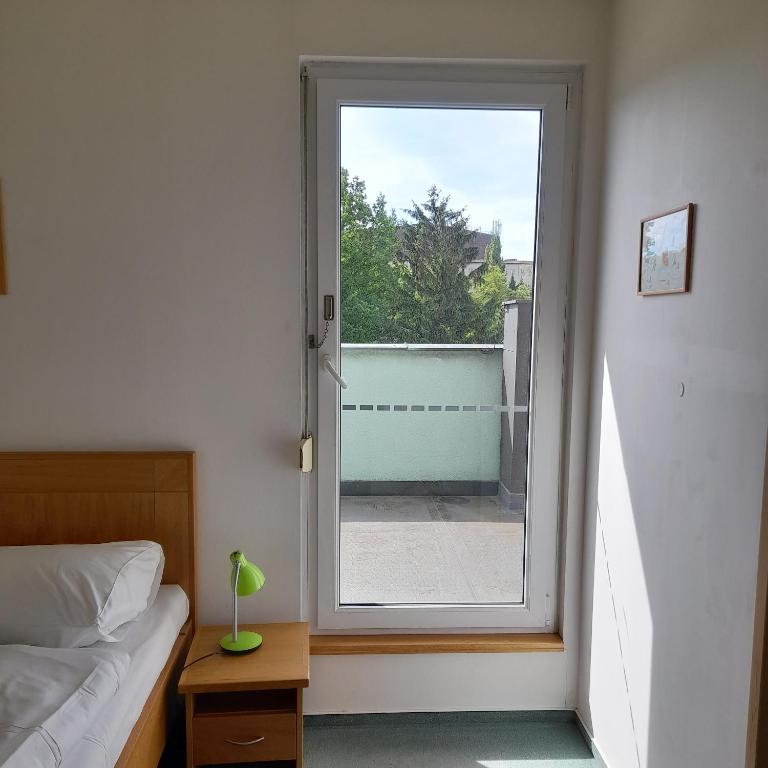 Postel nebo postele na pokoji v ubytování Hotel Smaragd