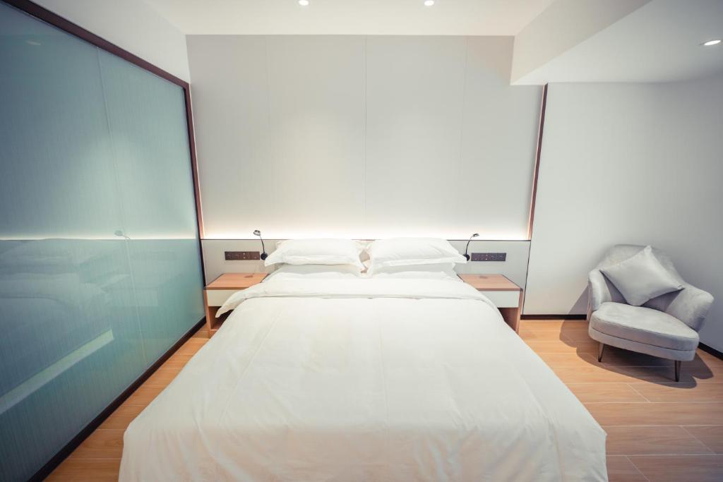 Postel nebo postele na pokoji v ubytování Yun Qi Hotel