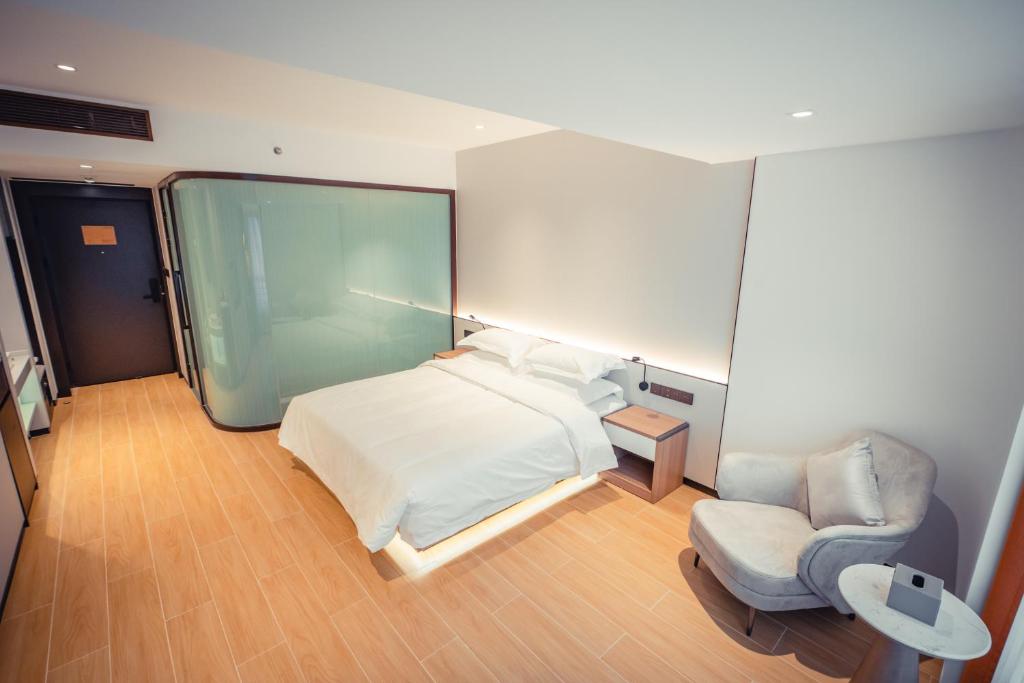 Postel nebo postele na pokoji v ubytování Yun Qi Hotel