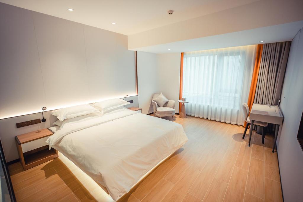 Postel nebo postele na pokoji v ubytování Yun Qi Hotel