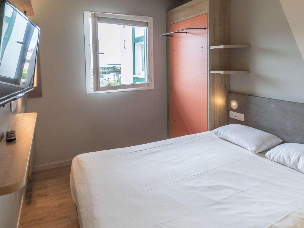 Postel nebo postele na pokoji v ubytování ibis budget Ciboure St-Jean-Luz