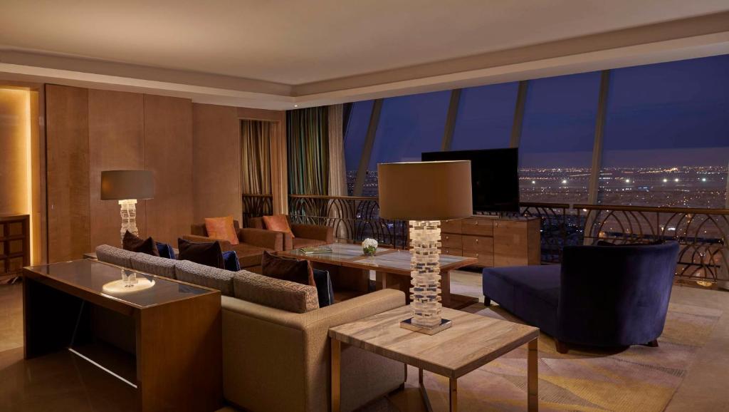 sala de estar con vistas a la ciudad en Hyatt Regency Riyadh Olaya en Riad