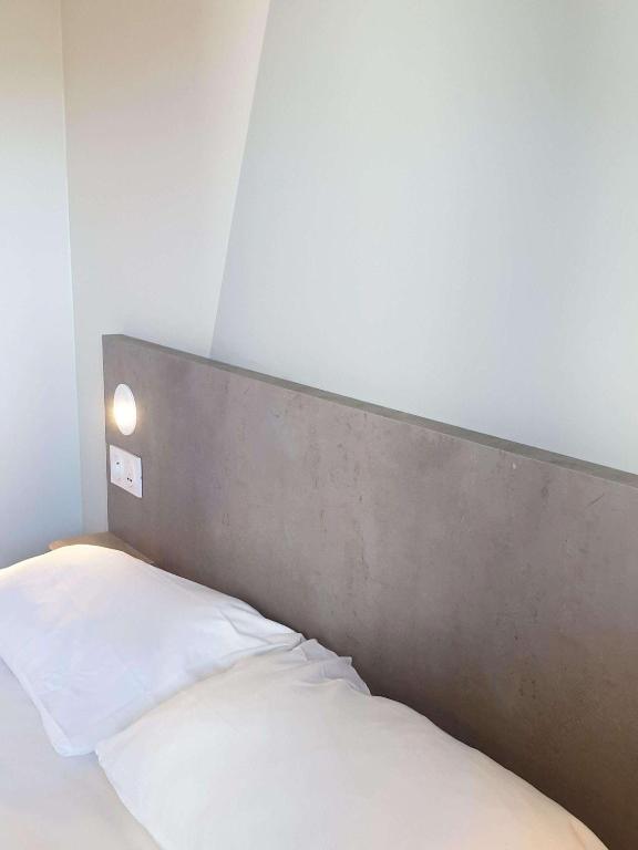 Postel nebo postele na pokoji v ubytování ibis budget Ciboure St-Jean-Luz