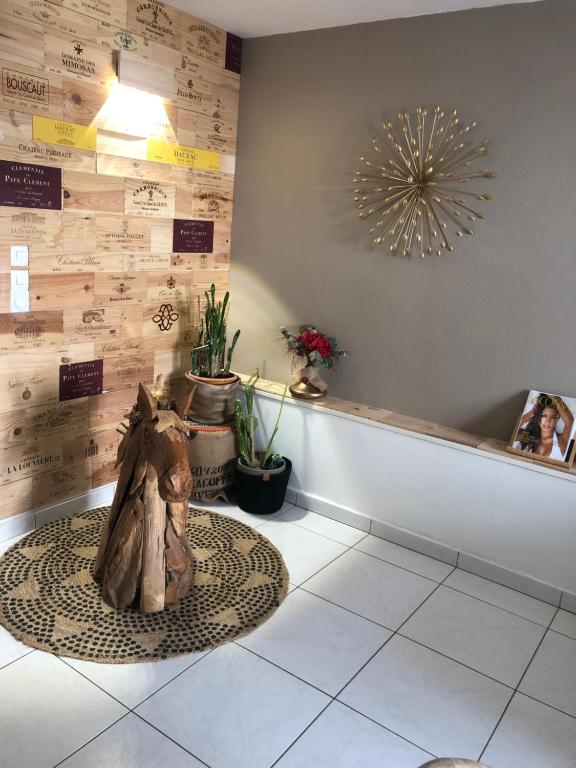 une chambre avec une statue dans l'angle d'une pièce dans l'établissement Maison hyper centre, à Cognac