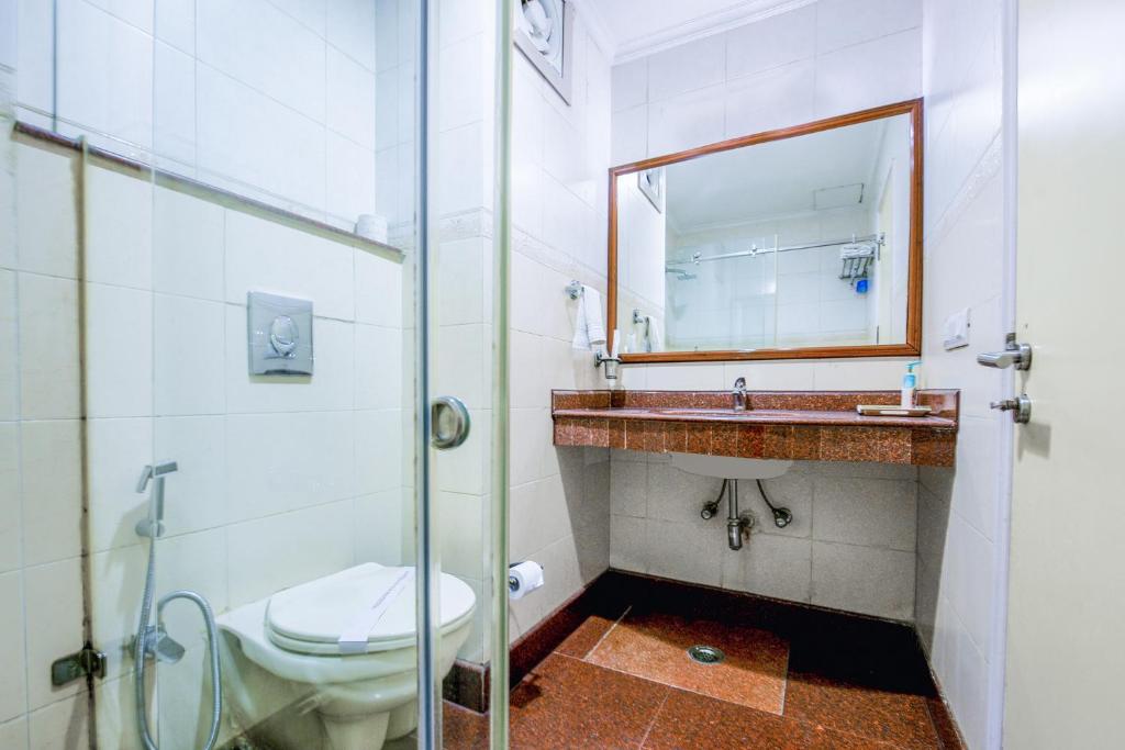 Un baño de Hotel Exotica Leisure Valley, Gurgaon