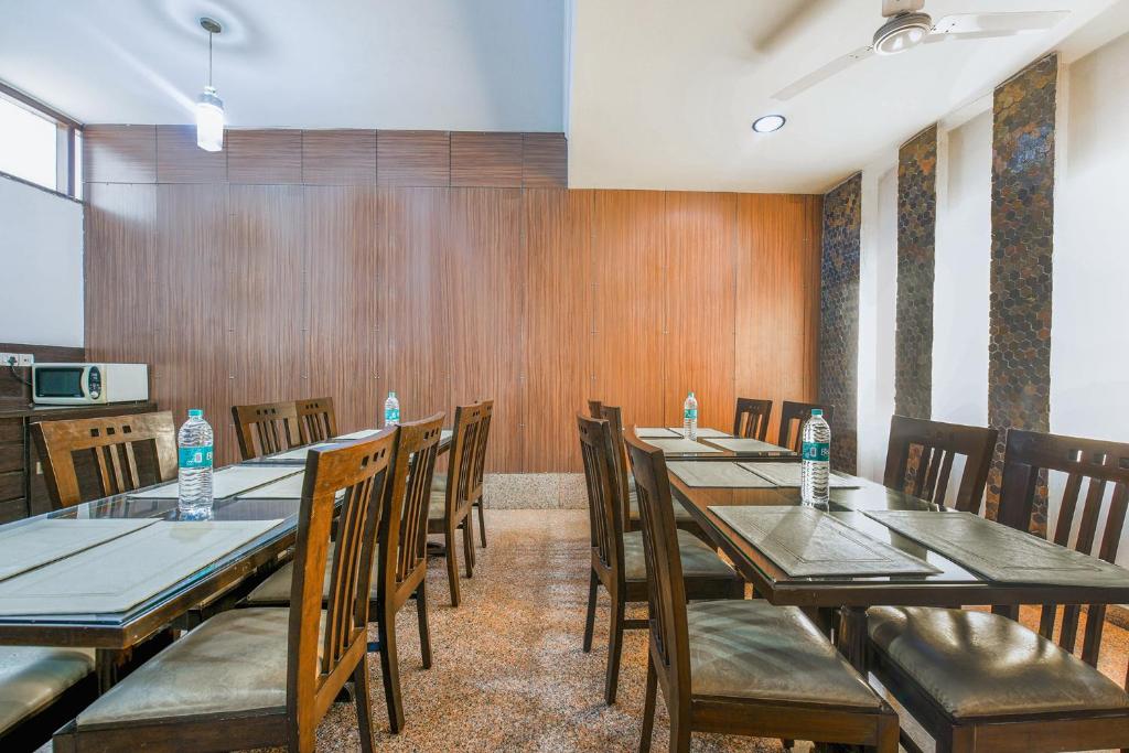 Un restaurante u otro lugar para comer en Hotel Exotica Leisure Valley, Gurgaon