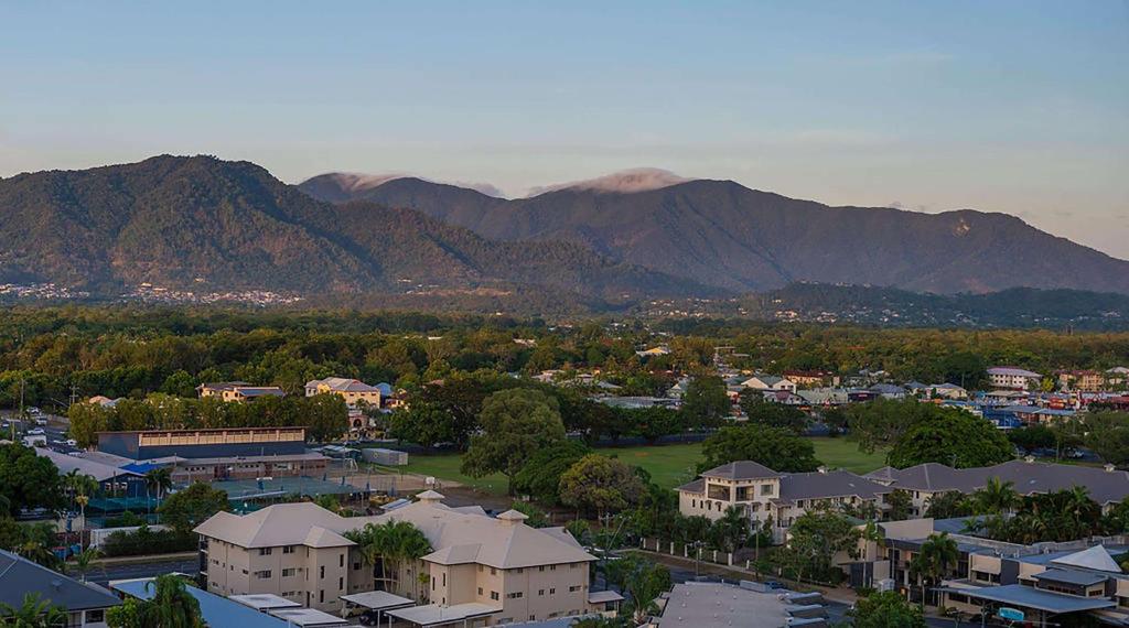una vista aérea de una ciudad con montañas en el fondo en Rydges Esplanade Resort Cairns en Cairns