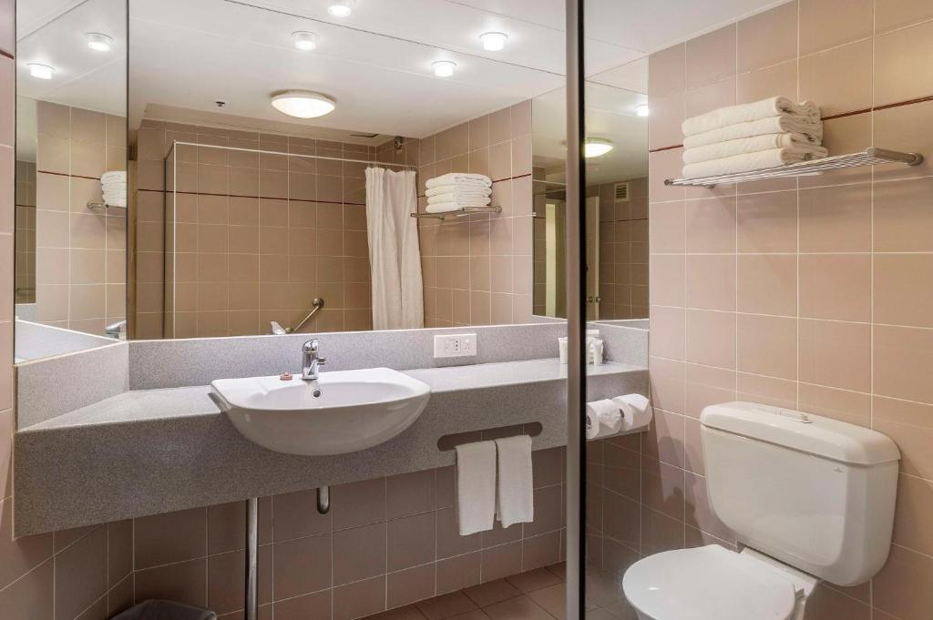 Un baño de Rydges Esplanade Resort Cairns