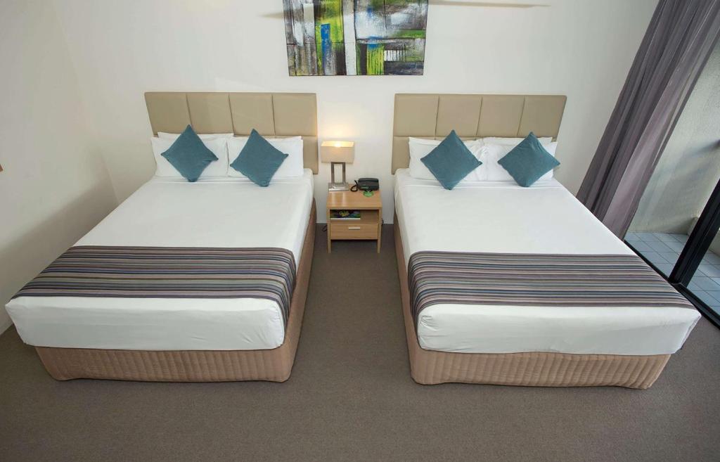Una cama o camas en una habitación de Rydges Esplanade Resort Cairns