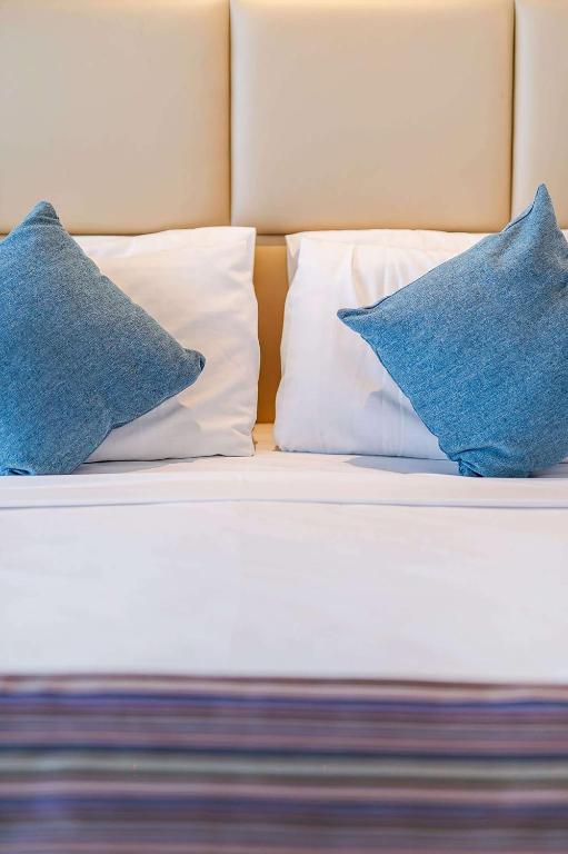 Una cama o camas en una habitación de Rydges Esplanade Resort Cairns