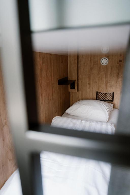 Postel nebo postele na pokoji v ubytování Stadsklooster Dordt Hotel&Hostel