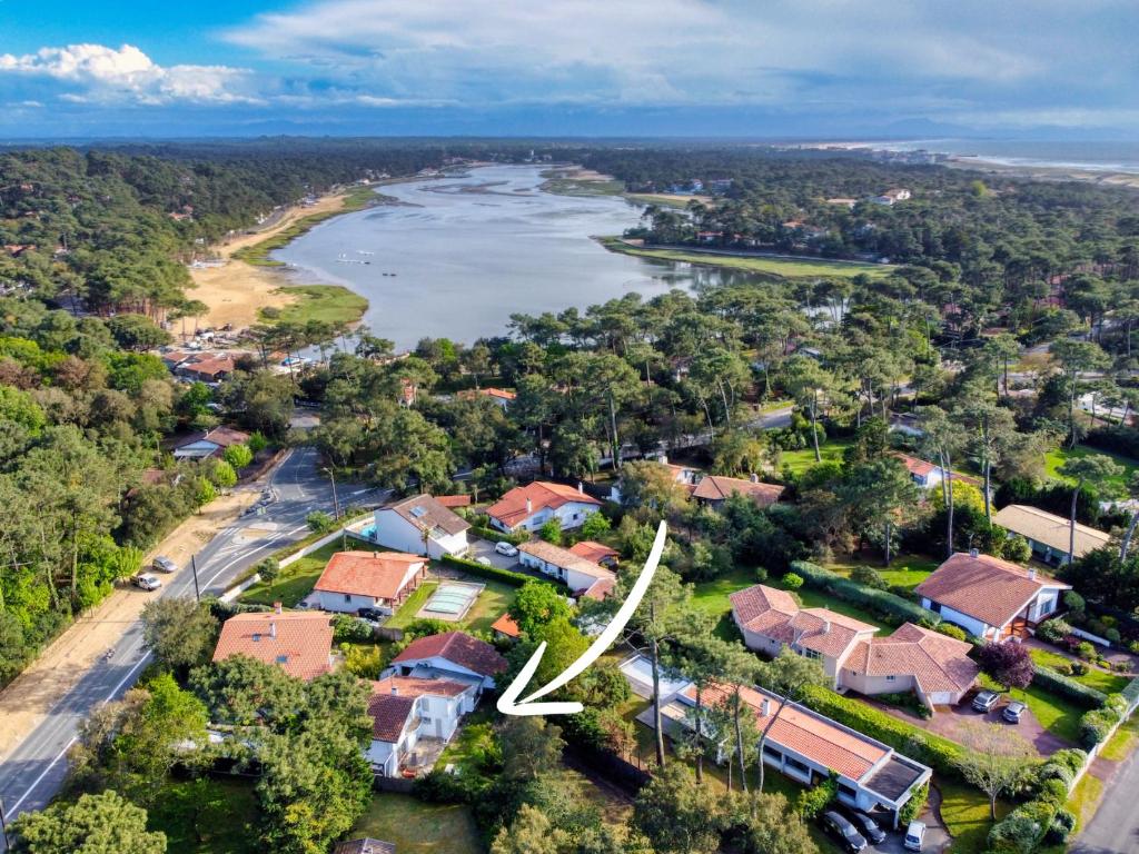 - une vue aérienne sur une ville avec une rivière et des maisons dans l'établissement Villa l'Accalmie - 10 pers - Entre lac et mer, à Seignosse