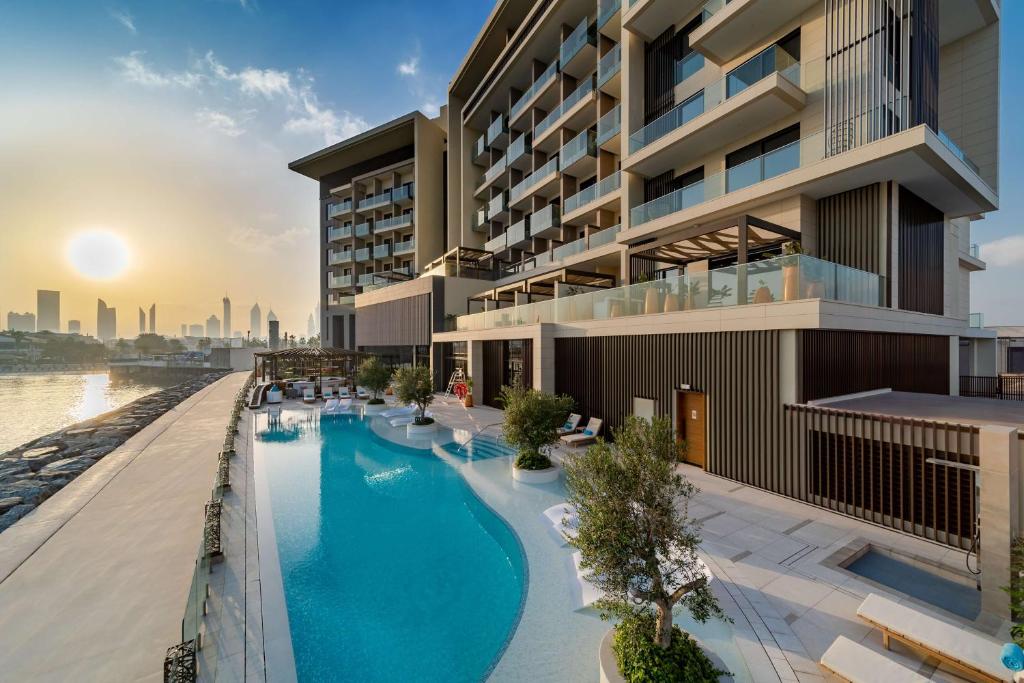 una imagen de un edificio con piscina en Hyatt Centric Jumeirah Dubai, en Dubái