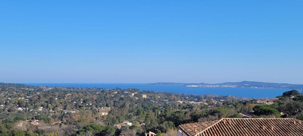 Cette maison offre une vue sur le lac. dans l'établissement Apparemment Vue Mer - 6 personnes - Golfe de Saint Tropez, à Grimaud