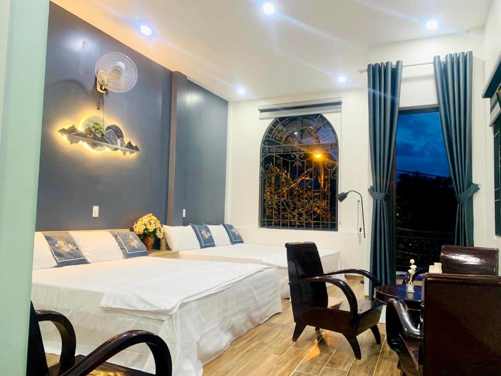 1 Schlafzimmer mit 2 Betten und einem Fenster in der Unterkunft Êm Home 3 Phòng Ngủ in Hue