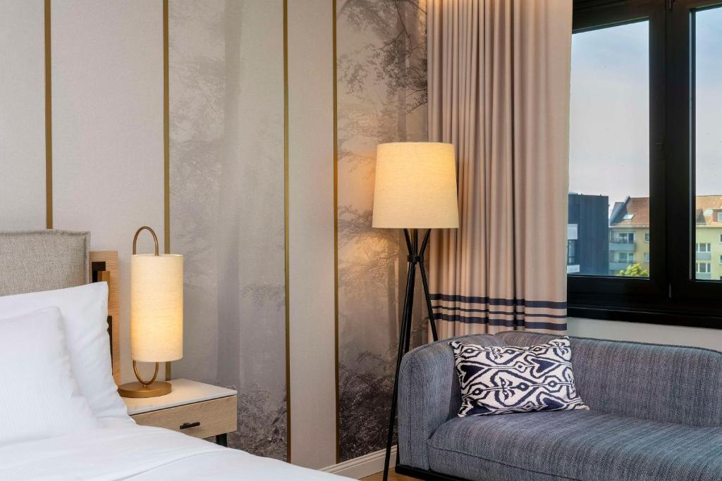 Postel nebo postele na pokoji v ubytování DoubleTree by Hilton Berlin Ku'damm