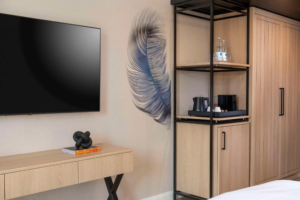 Postel nebo postele na pokoji v ubytování DoubleTree by Hilton Berlin Ku'damm
