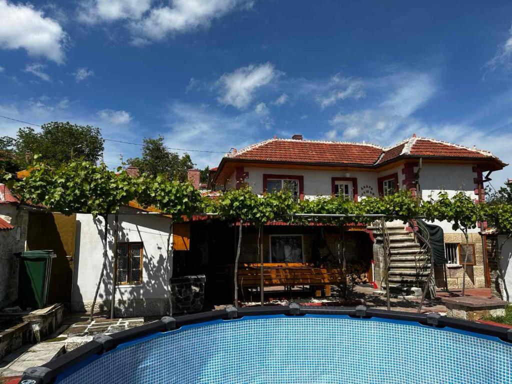 uma casa com piscina em frente a uma casa em HOUSE OF MIKA em Ruse