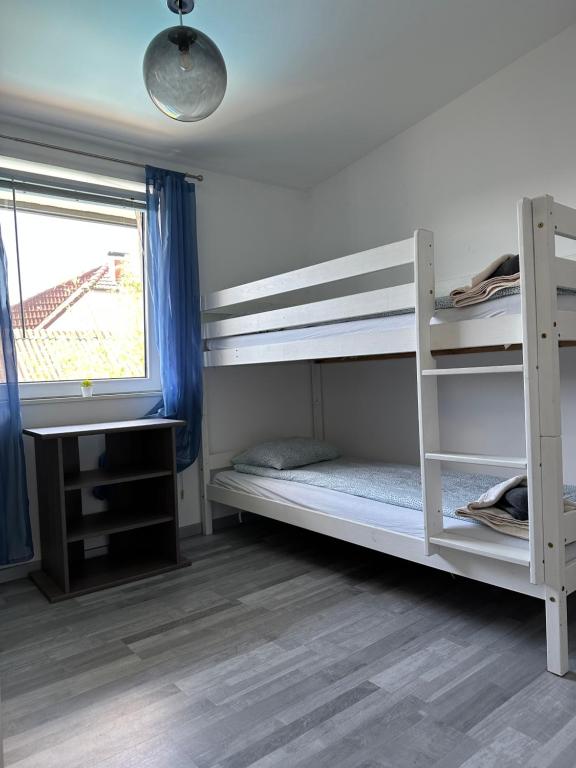 Postel nebo postele na pokoji v ubytování Cozy Apartment next Outlet Center & Airport with Pool & Garden