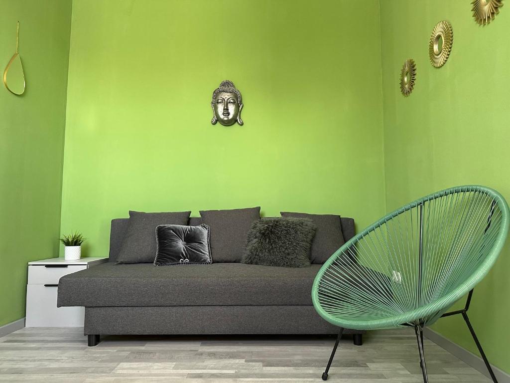 Posezení v ubytování Cozy Apartment next Outlet Center & Airport with Pool & Garden