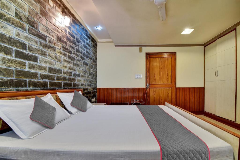 Tempat tidur dalam kamar di Townhouse 1115 Hotel Fly View